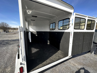 New 2025 Bee 2 HORSE CHIEF SLANT LOAD Horse Trailer