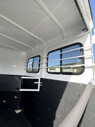 New 2025 Bee 2 HORSE CHIEF SLANT LOAD Horse Trailer