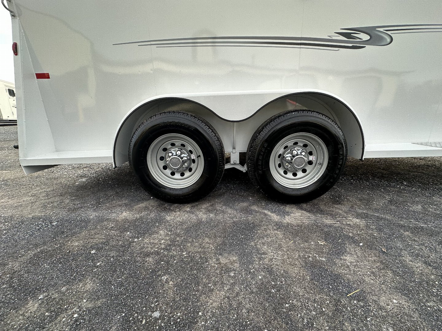 New 2025 Bee 3 HORSE CHIEF SLANT LOAD Horse Trailer