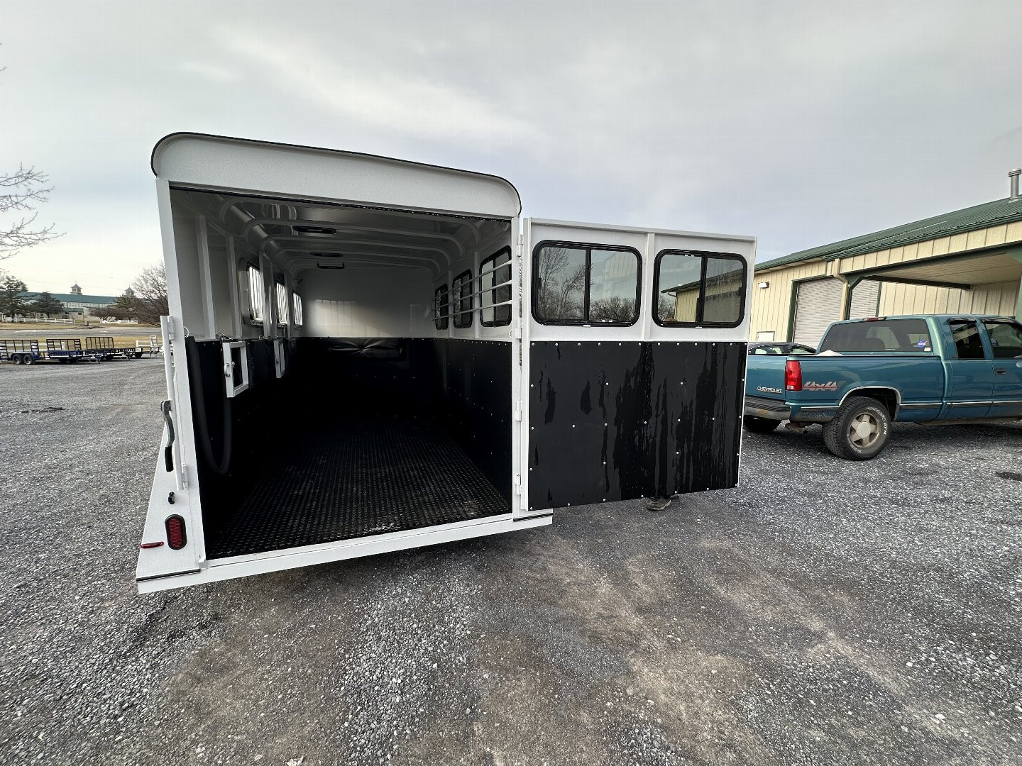 New 2025 Bee 3 HORSE CHIEF SLANT LOAD Horse Trailer