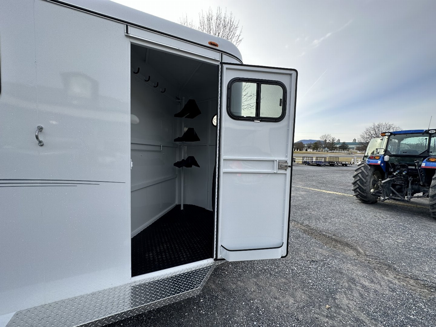 New 2025 Bee 3 HORSE CHIEF SLANT LOAD Horse Trailer