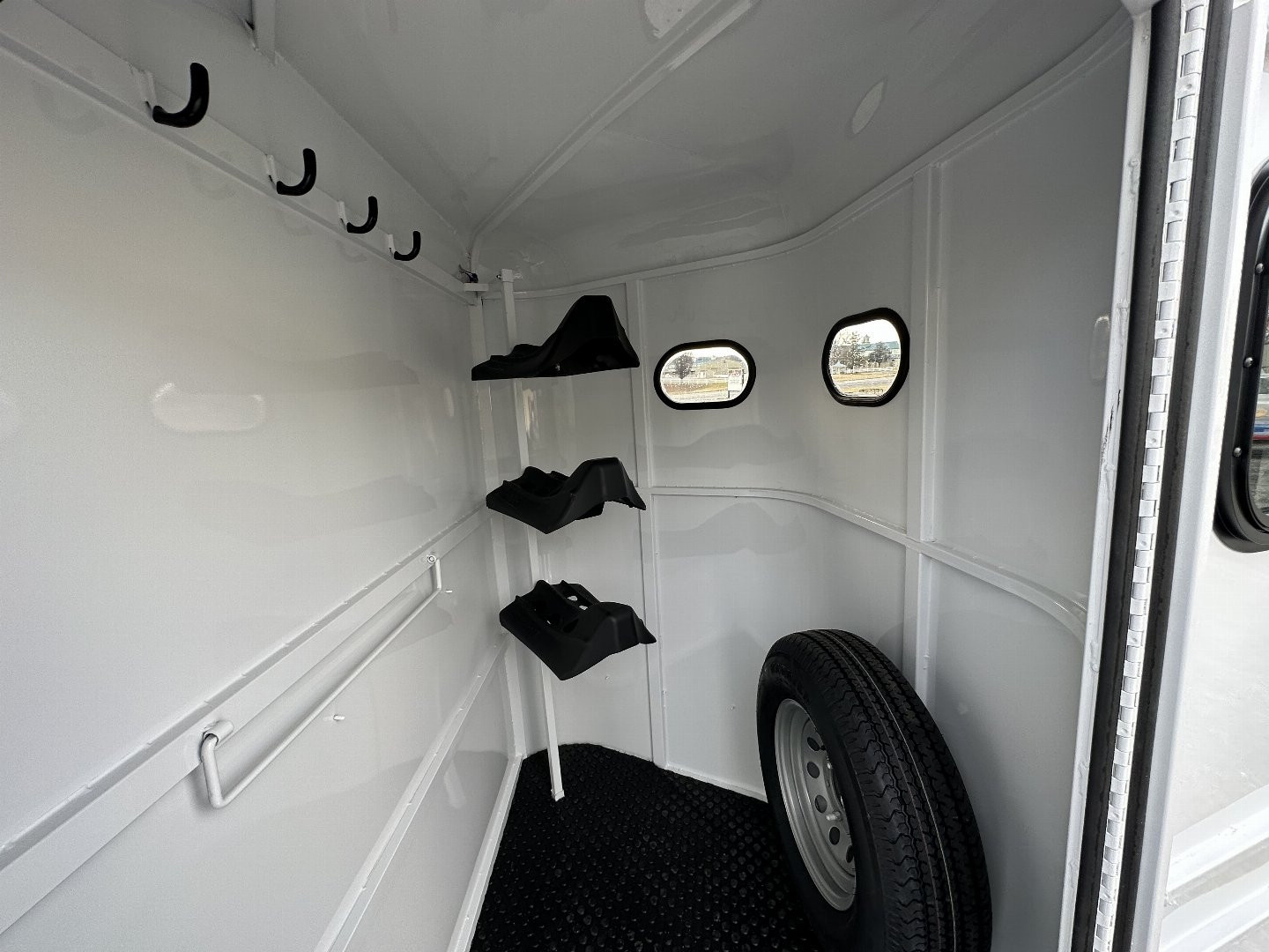 New 2025 Bee 3 HORSE CHIEF SLANT LOAD Horse Trailer