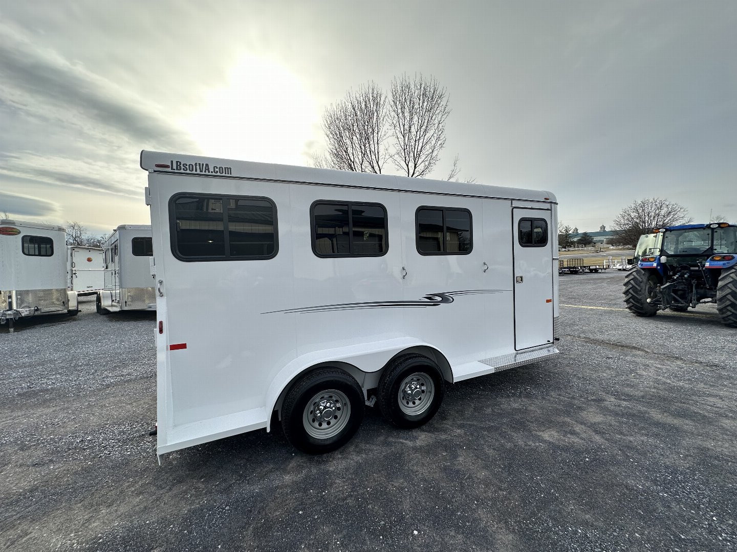 New 2025 Bee 3 HORSE CHIEF SLANT LOAD Horse Trailer
