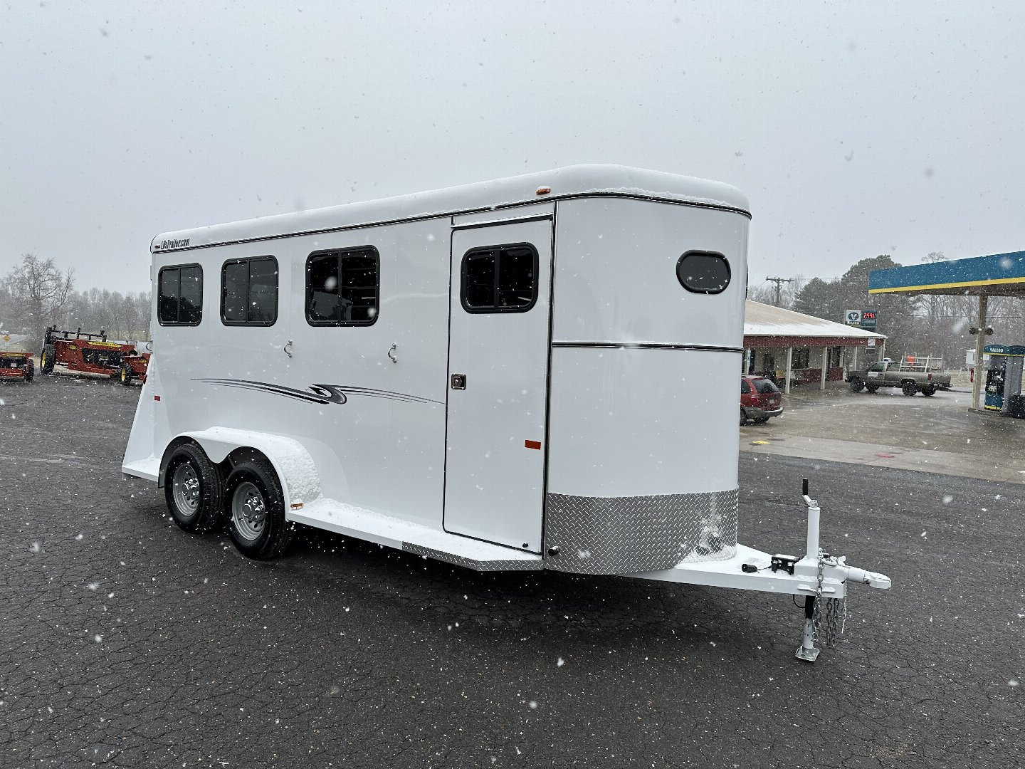 New 2025 Bee 3 HORSE CHIEF SLANT LOAD Horse Trailer