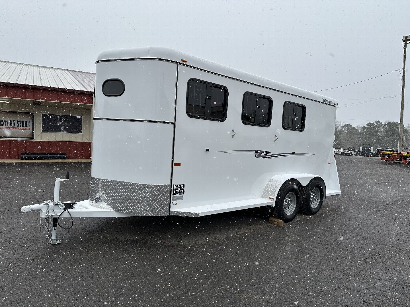 New 2025 Bee 3 HORSE CHIEF SLANT LOAD Horse Trailer