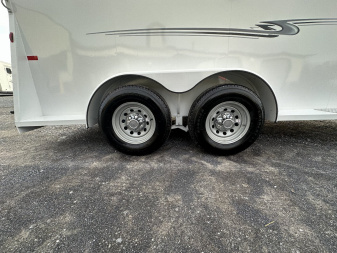 New 2025 Bee 3 HORSE CHIEF SLANT LOAD Horse Trailer