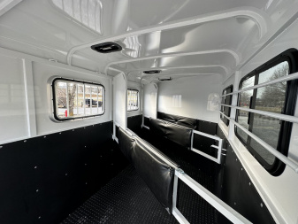 New 2025 Bee 3 HORSE CHIEF SLANT LOAD Horse Trailer