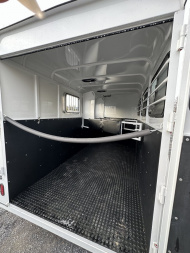 New 2025 Bee 3 HORSE CHIEF SLANT LOAD Horse Trailer