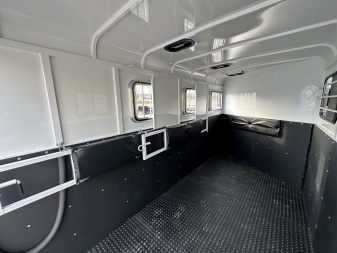 New 2025 Bee 3 HORSE CHIEF SLANT LOAD Horse Trailer