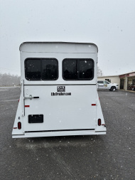 New 2025 Bee 3 HORSE CHIEF SLANT LOAD Horse Trailer