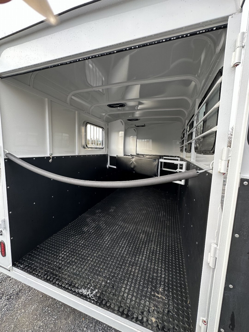 New 2025 Bee 3 HORSE CHIEF SLANT LOAD Horse Trailer