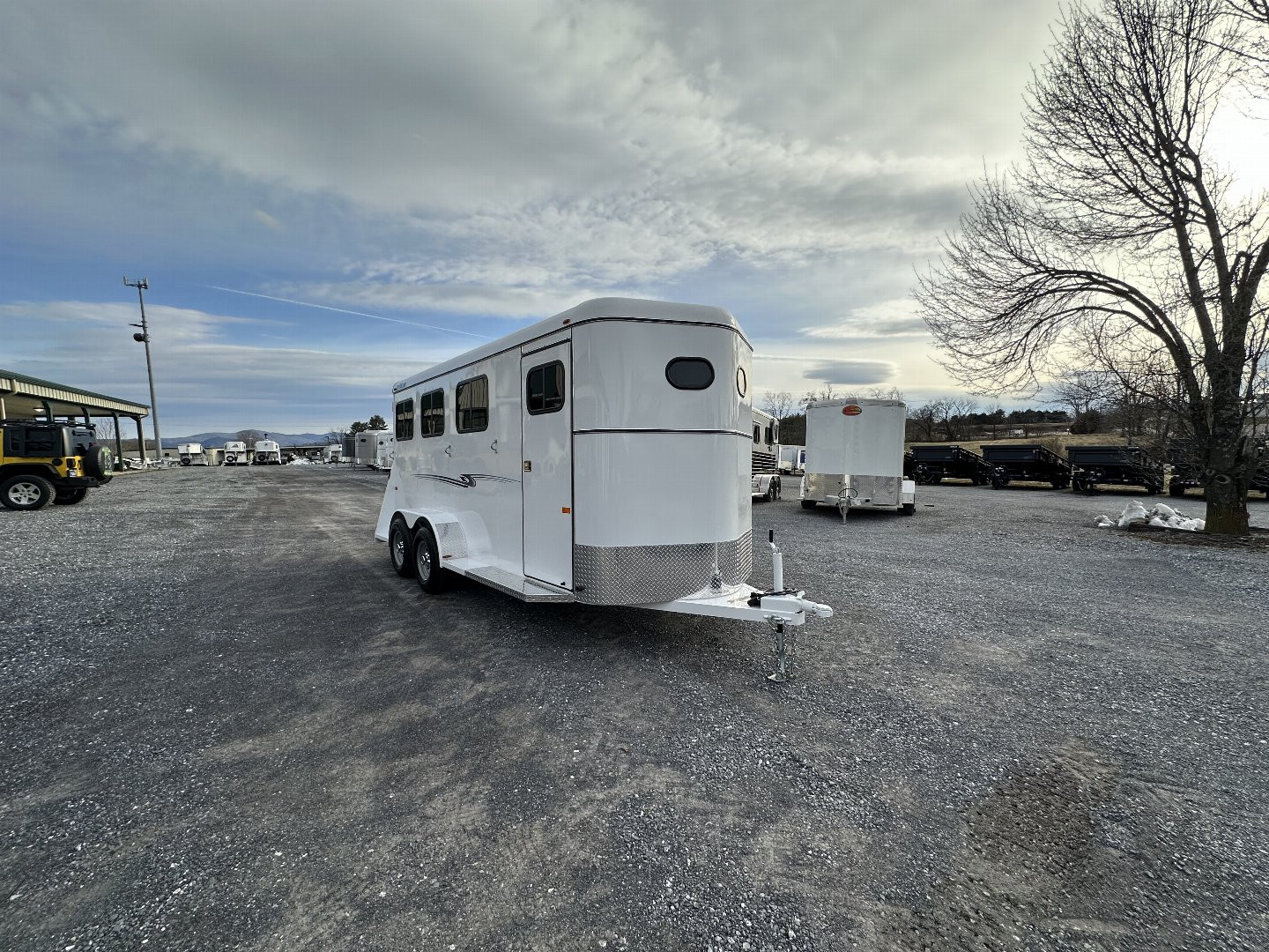 New 2025 Bee 3 HORSE CHIEF SLANT LOAD Horse Trailer
