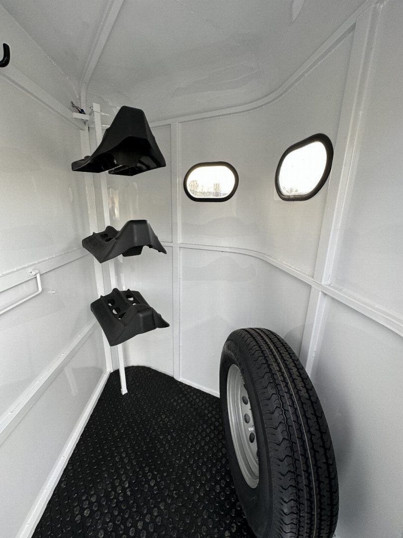 New 2025 Bee 3 HORSE CHIEF SLANT LOAD Horse Trailer