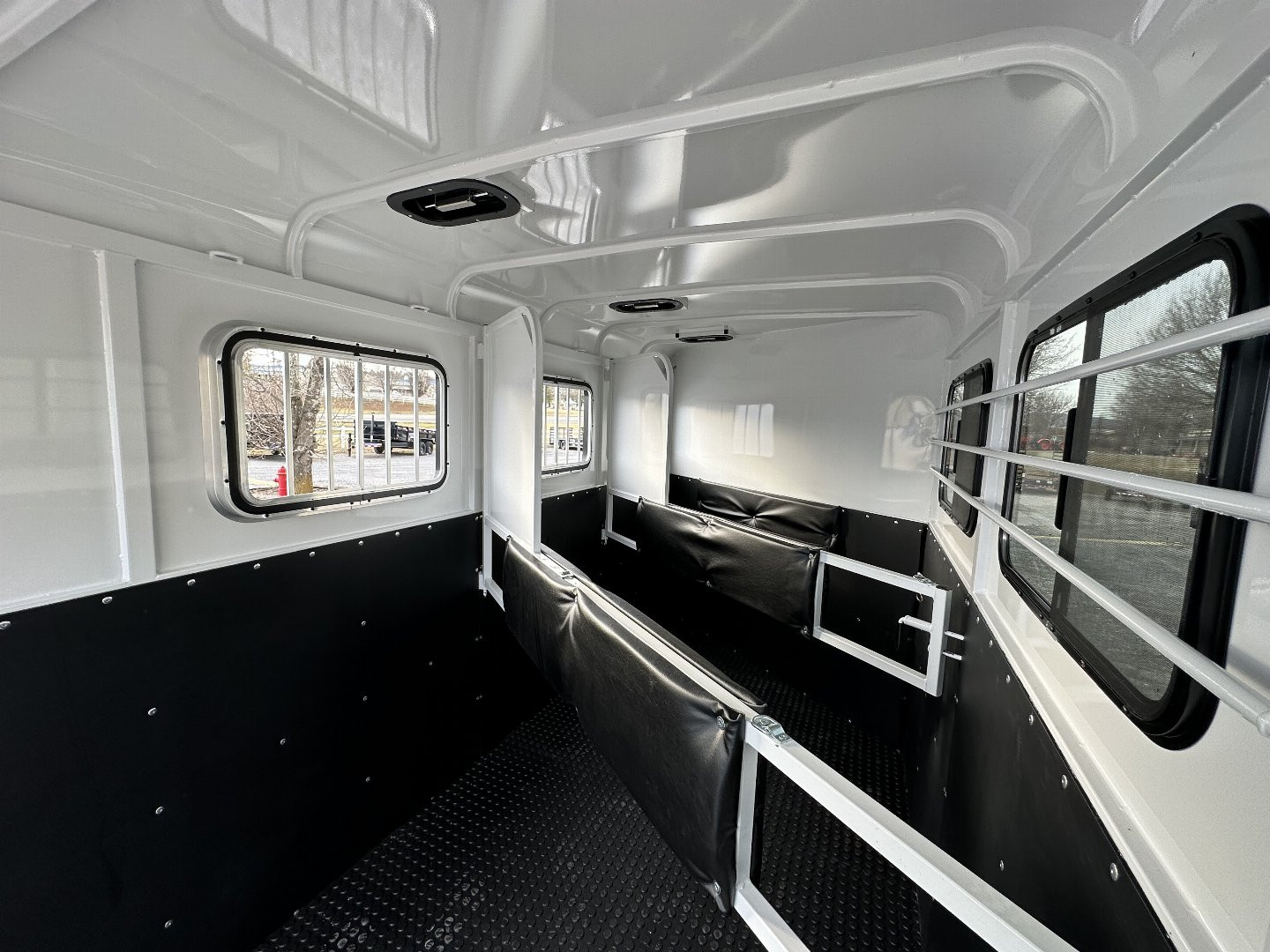 New 2025 Bee 3 HORSE CHIEF SLANT LOAD Horse Trailer