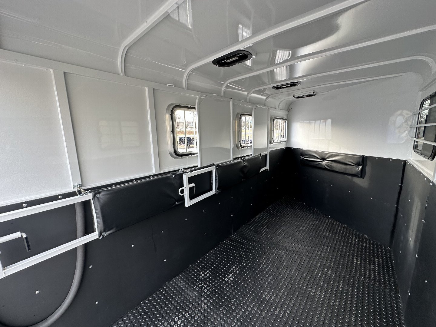 New 2025 Bee 3 HORSE CHIEF SLANT LOAD Horse Trailer