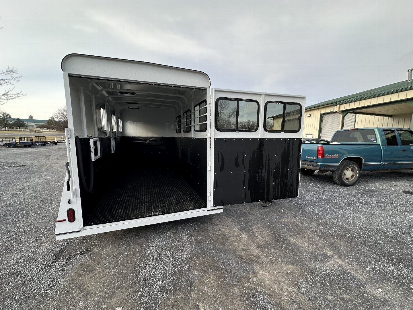 New 2025 Bee 3 HORSE CHIEF SLANT LOAD Horse Trailer