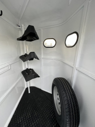 New 2025 Bee 3 HORSE CHIEF SLANT LOAD Horse Trailer