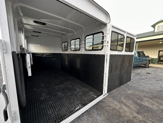 New 2025 Bee 3 HORSE CHIEF SLANT LOAD Horse Trailer