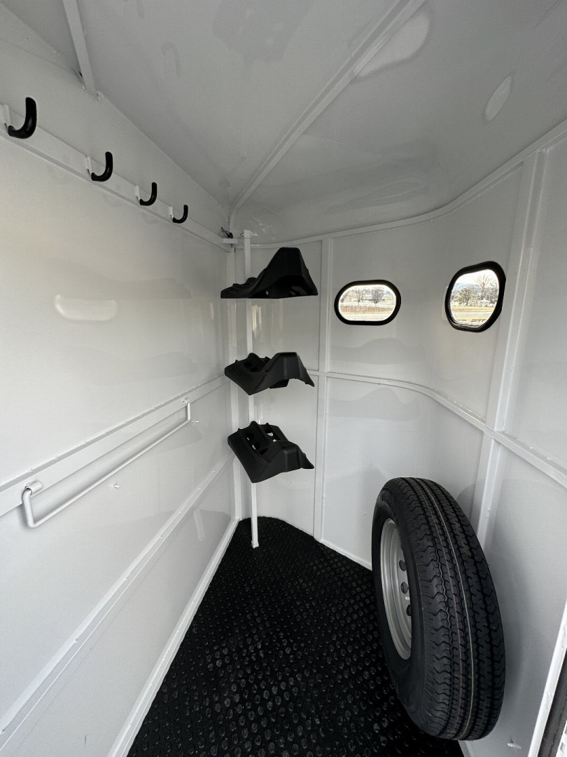 New 2025 Bee 3 HORSE CHIEF SLANT LOAD Horse Trailer