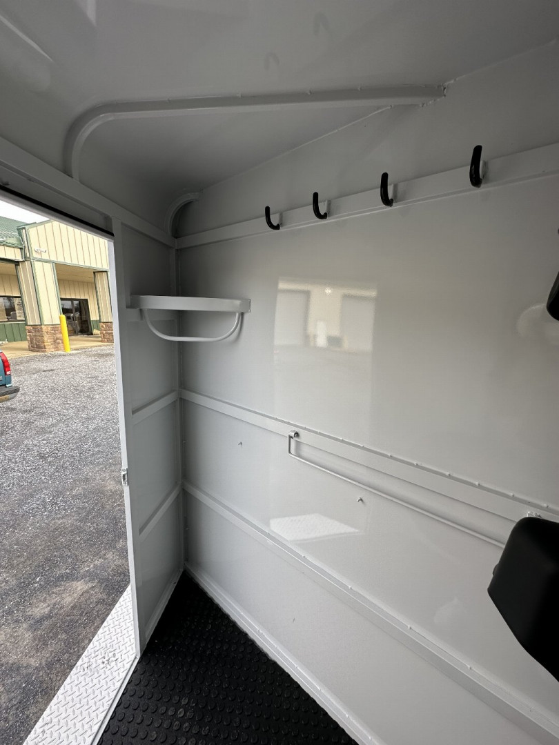 New 2025 Bee 3 HORSE CHIEF SLANT LOAD Horse Trailer