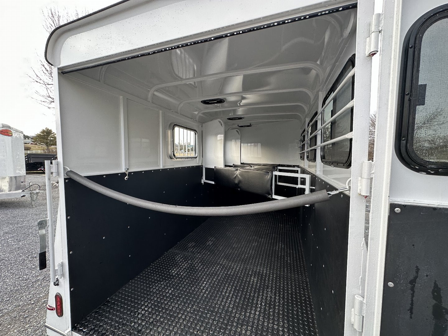 New 2025 Bee 3 HORSE CHIEF SLANT LOAD Horse Trailer