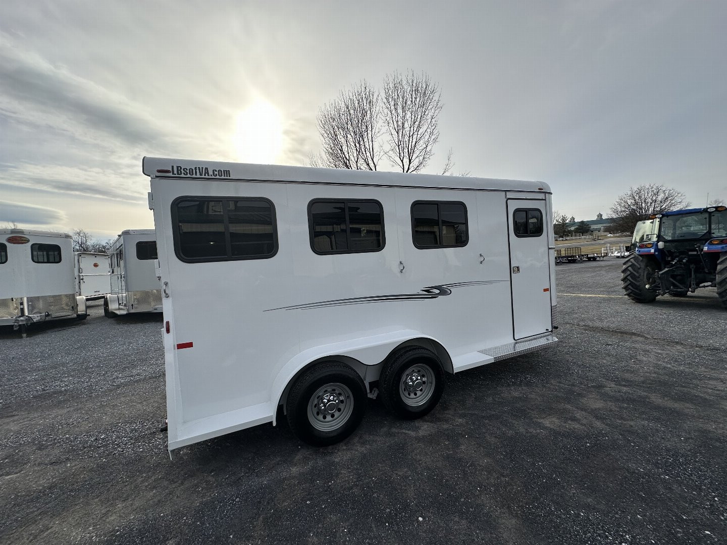 New 2025 Bee 3 HORSE CHIEF SLANT LOAD Horse Trailer
