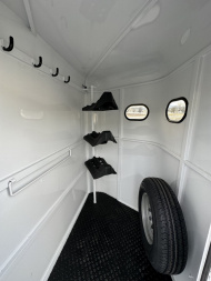 New 2025 Bee 3 HORSE CHIEF SLANT LOAD Horse Trailer