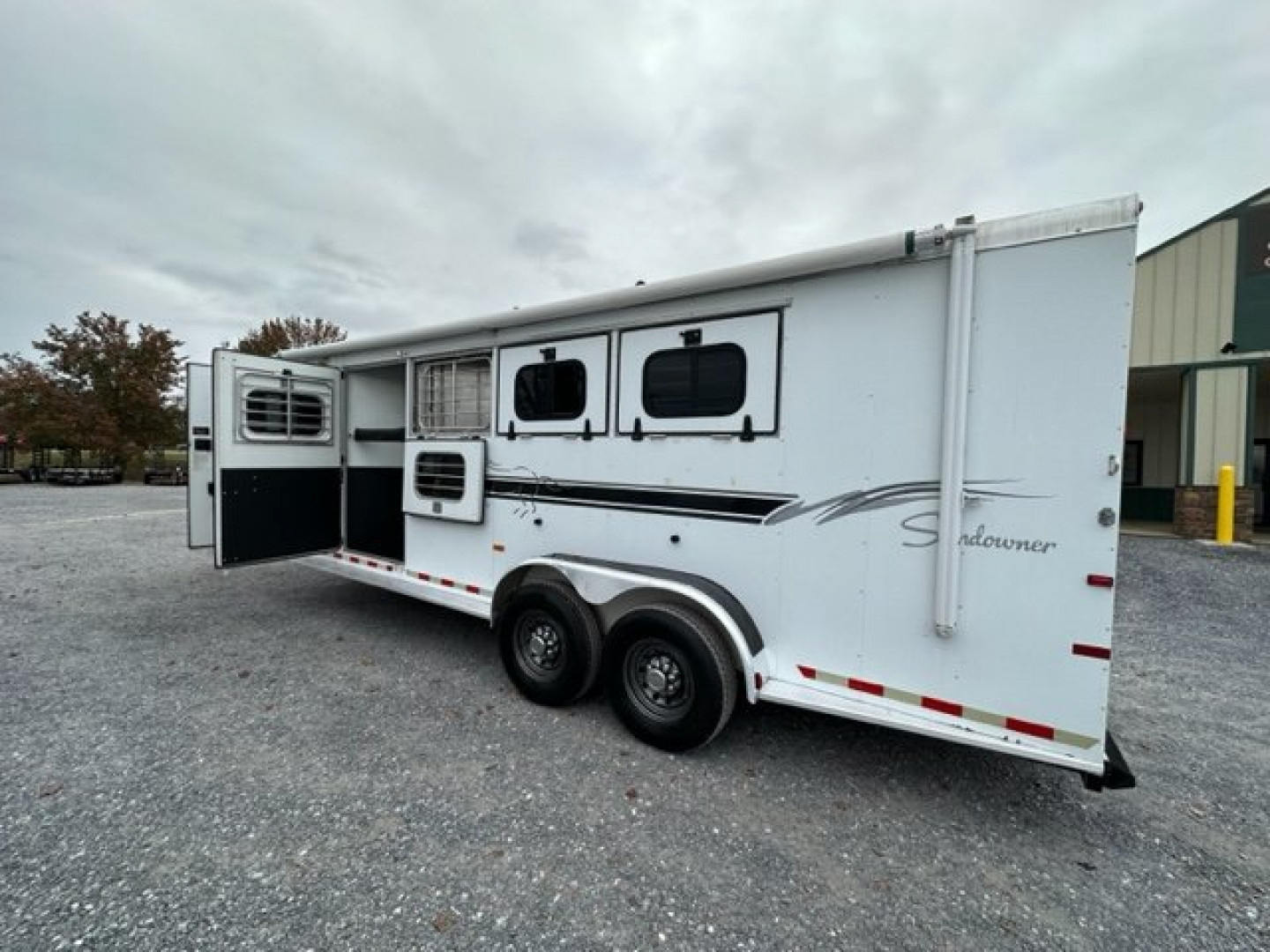 Used 2001 Sundowner Valuelite Horse Trailer