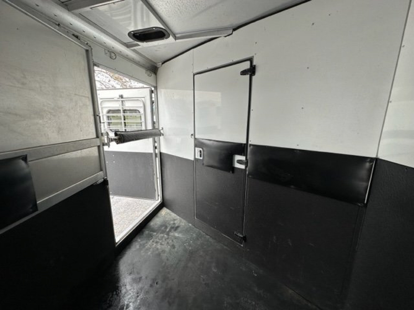 Used 2001 Sundowner Valuelite Horse Trailer