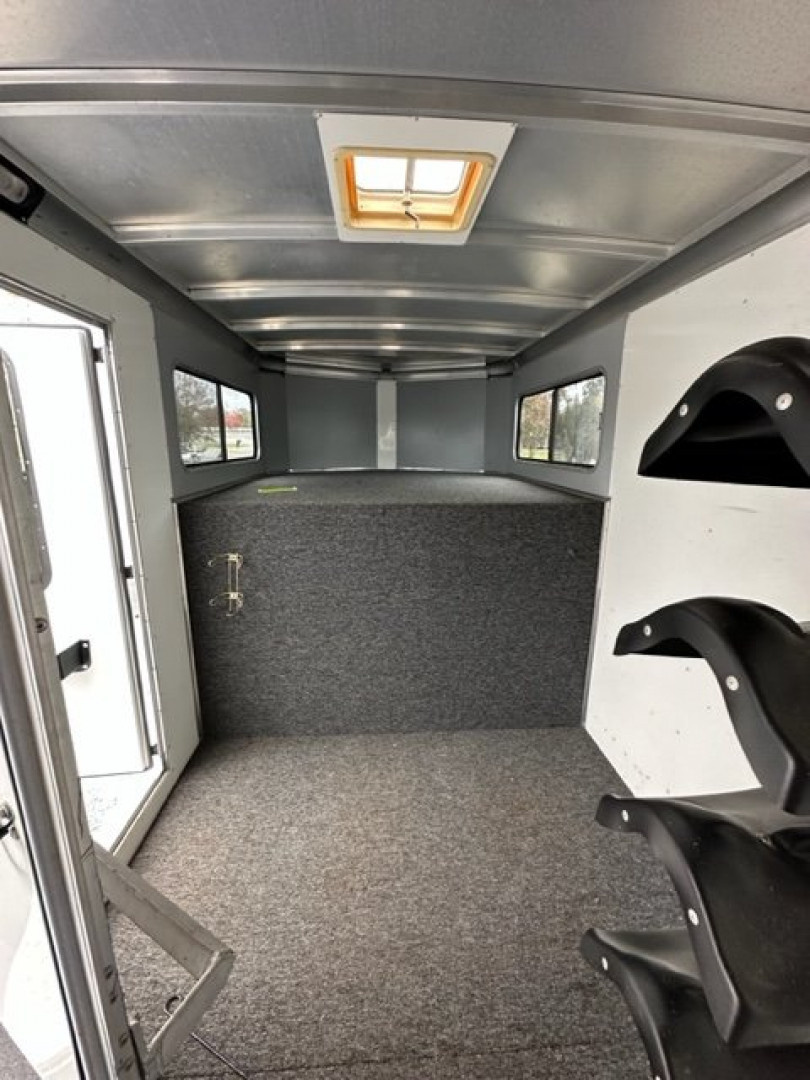 Used 2001 Sundowner Valuelite Horse Trailer