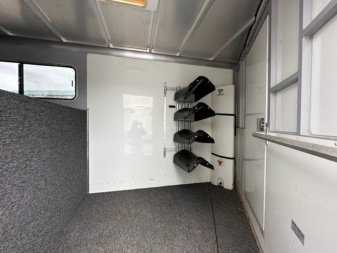Used 2001 Sundowner Valuelite Horse Trailer