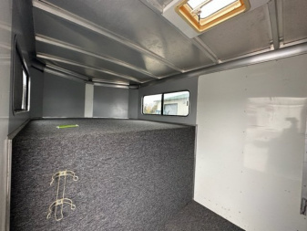 Used 2001 Sundowner Valuelite Horse Trailer