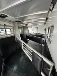 Used 2001 Sundowner Valuelite Horse Trailer