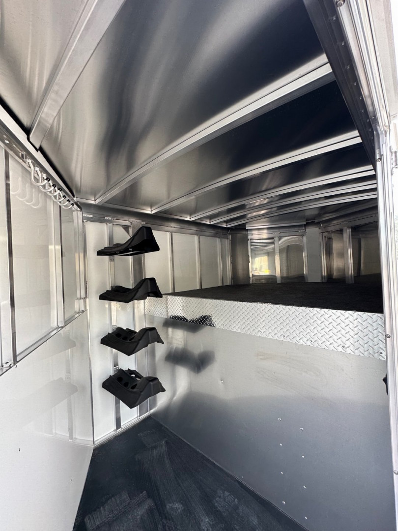 New 2025 Sundowner 6H SUPER SPORT Horse Trailer