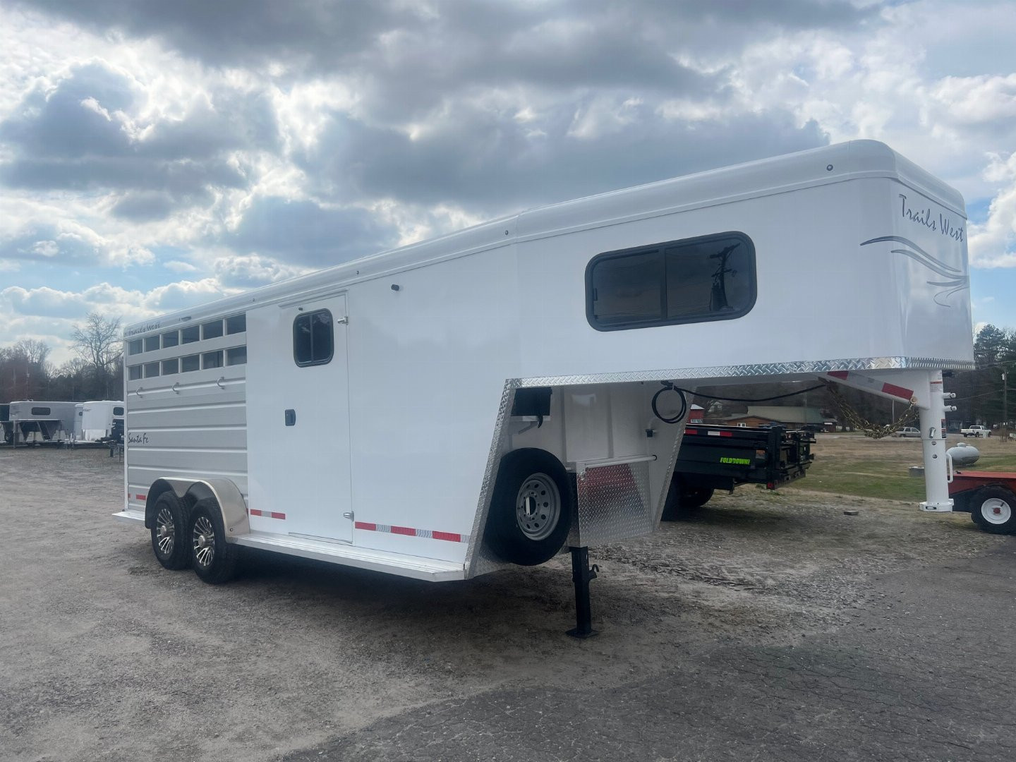 New 2024 TRAILS WEST 3H SANTA FE Horse Trailer