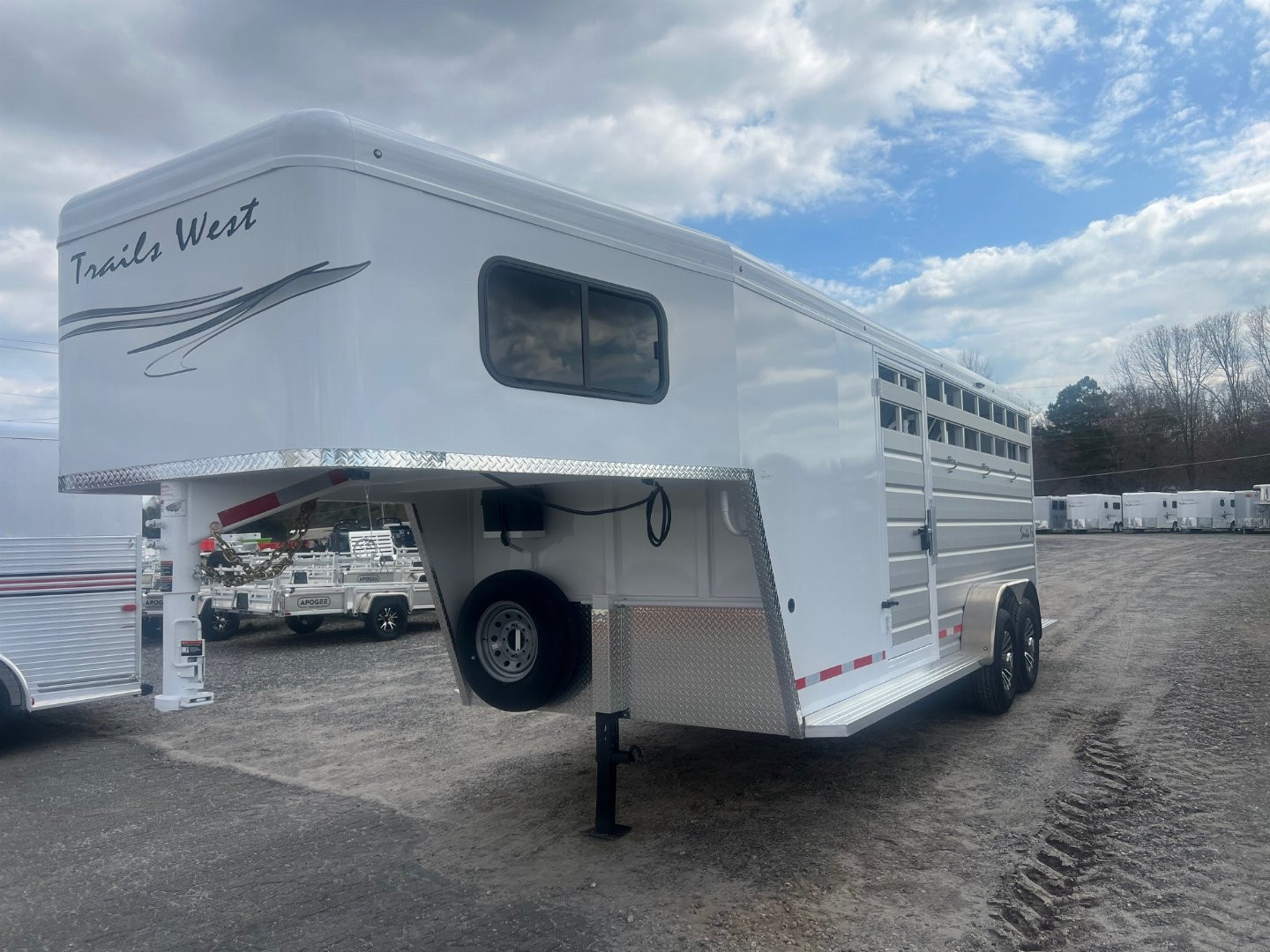 New 2024 TRAILS WEST 3H SANTA FE Horse Trailer