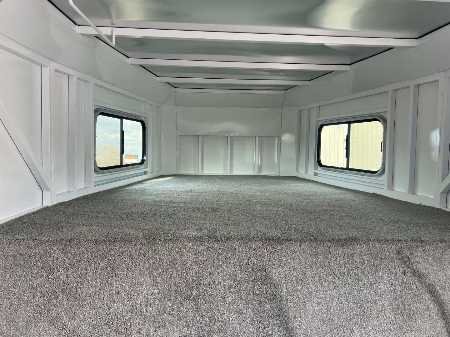 New 2024 TRAILS WEST 3H SANTA FE Horse Trailer