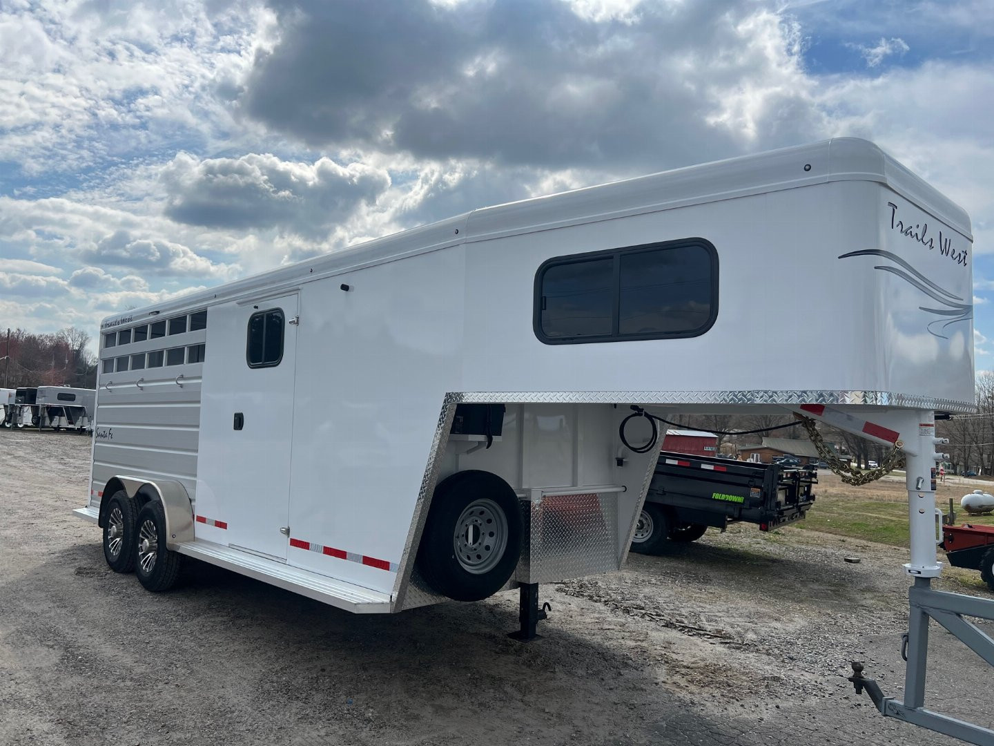 New 2024 TRAILS WEST 3H SANTA FE Horse Trailer