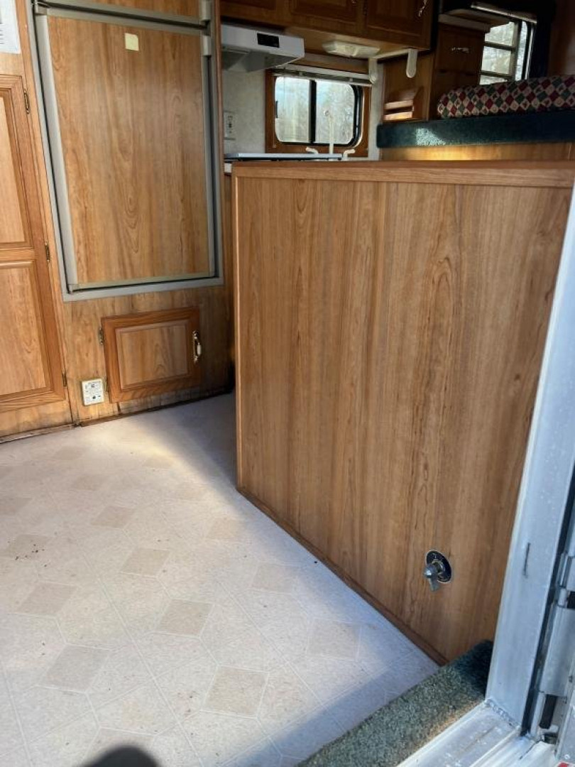 Used 2000 Sundowner Trailers Sierra 3H 8012 LQ w/4' slant wall mid tack Horse Trailer