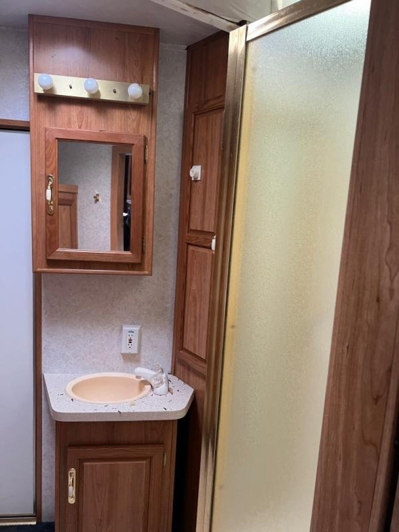 Used 2000 Sundowner Trailers Sierra 3H 8012 LQ w/4' slant wall mid tack Horse Trailer