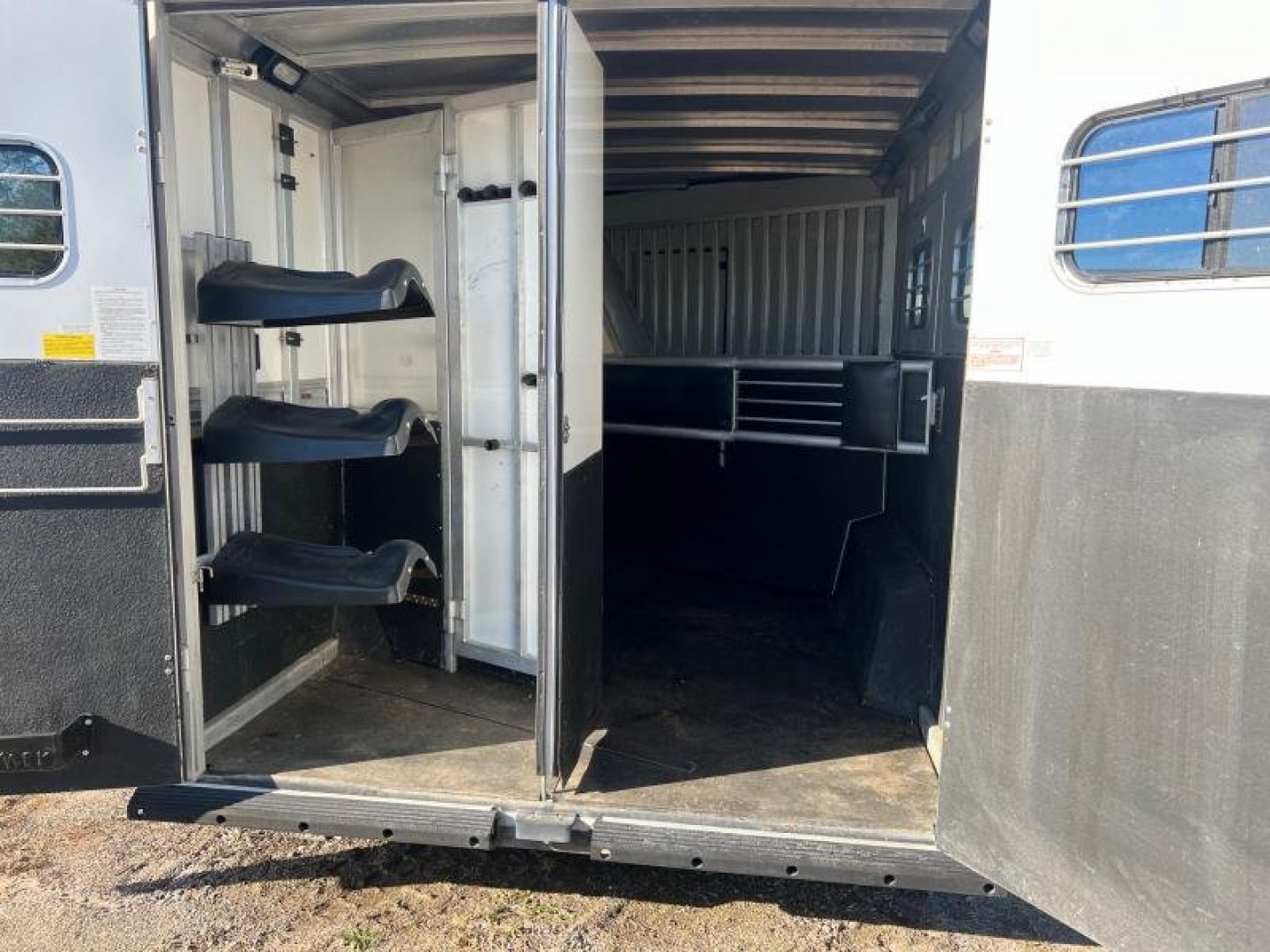 Used 2000 Sundowner Trailers Sierra 3H 8012 LQ w/4' slant wall mid tack Horse Trailer