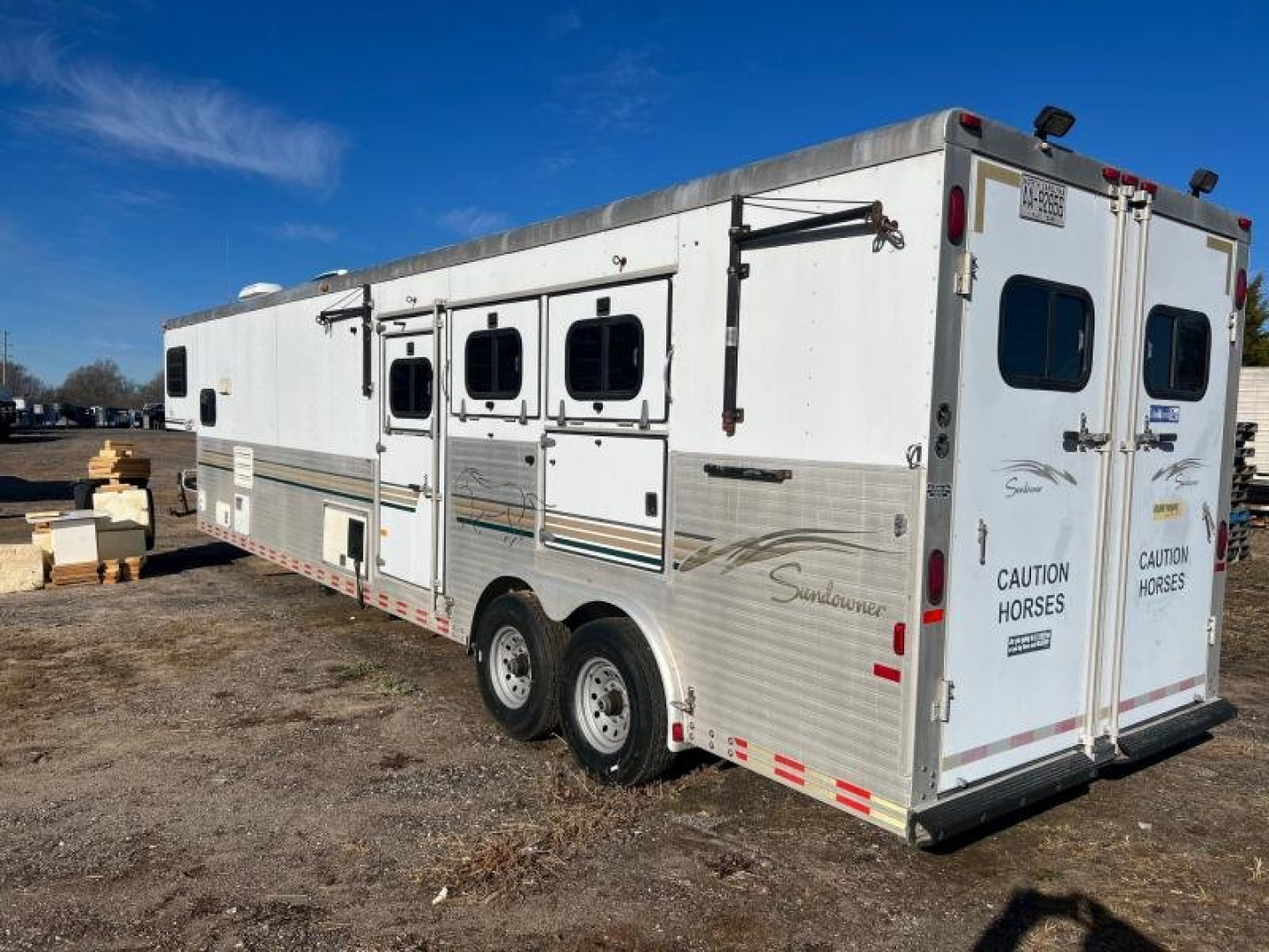 Used 2000 Sundowner Trailers Sierra 3H 8012 LQ w/4' slant wall mid tack Horse Trailer