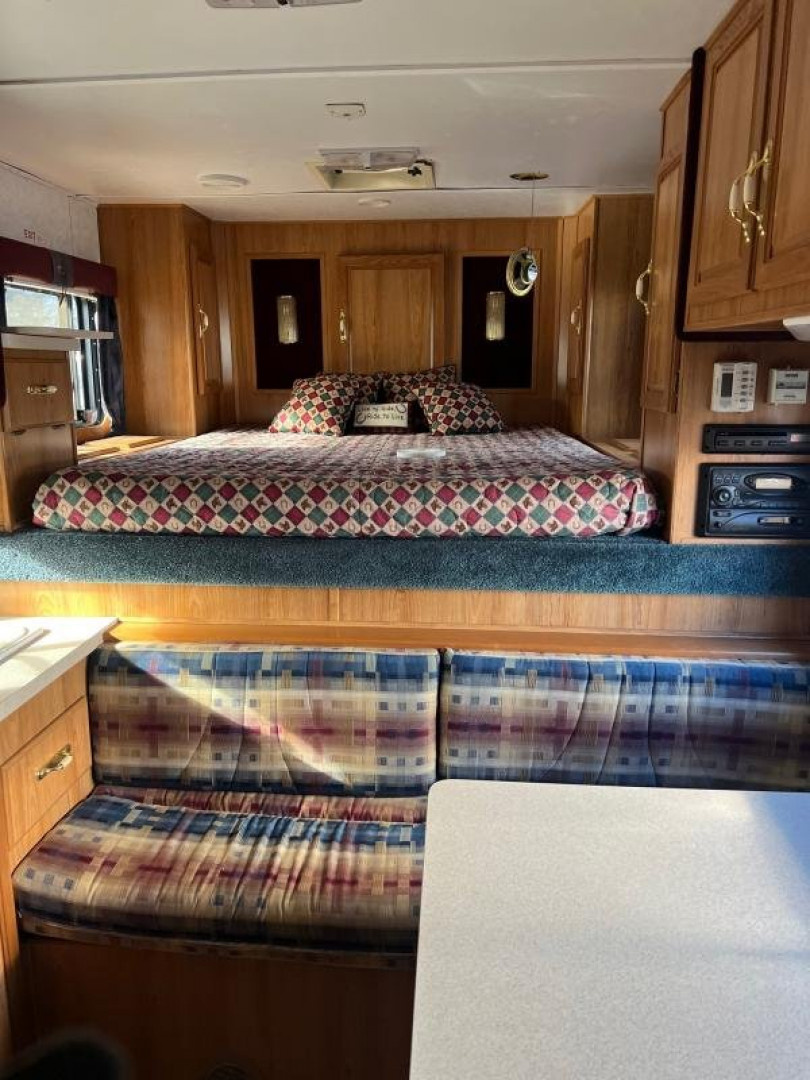 Used 2000 Sundowner Trailers Sierra 3H 8012 LQ w/4' slant wall mid tack Horse Trailer