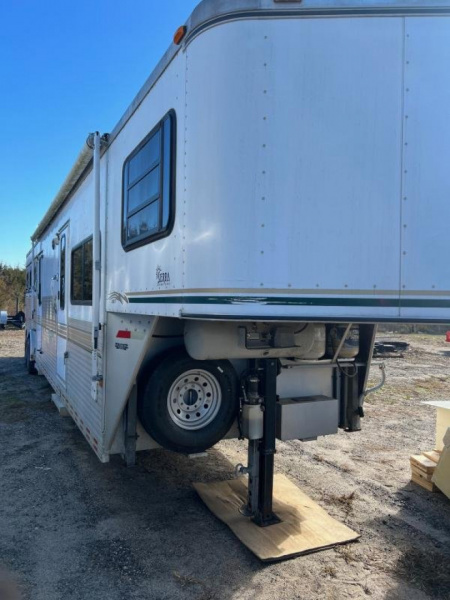 Used 2000 Sundowner Trailers Sierra 3H 8012 LQ w/4' slant wall mid tack Horse Trailer