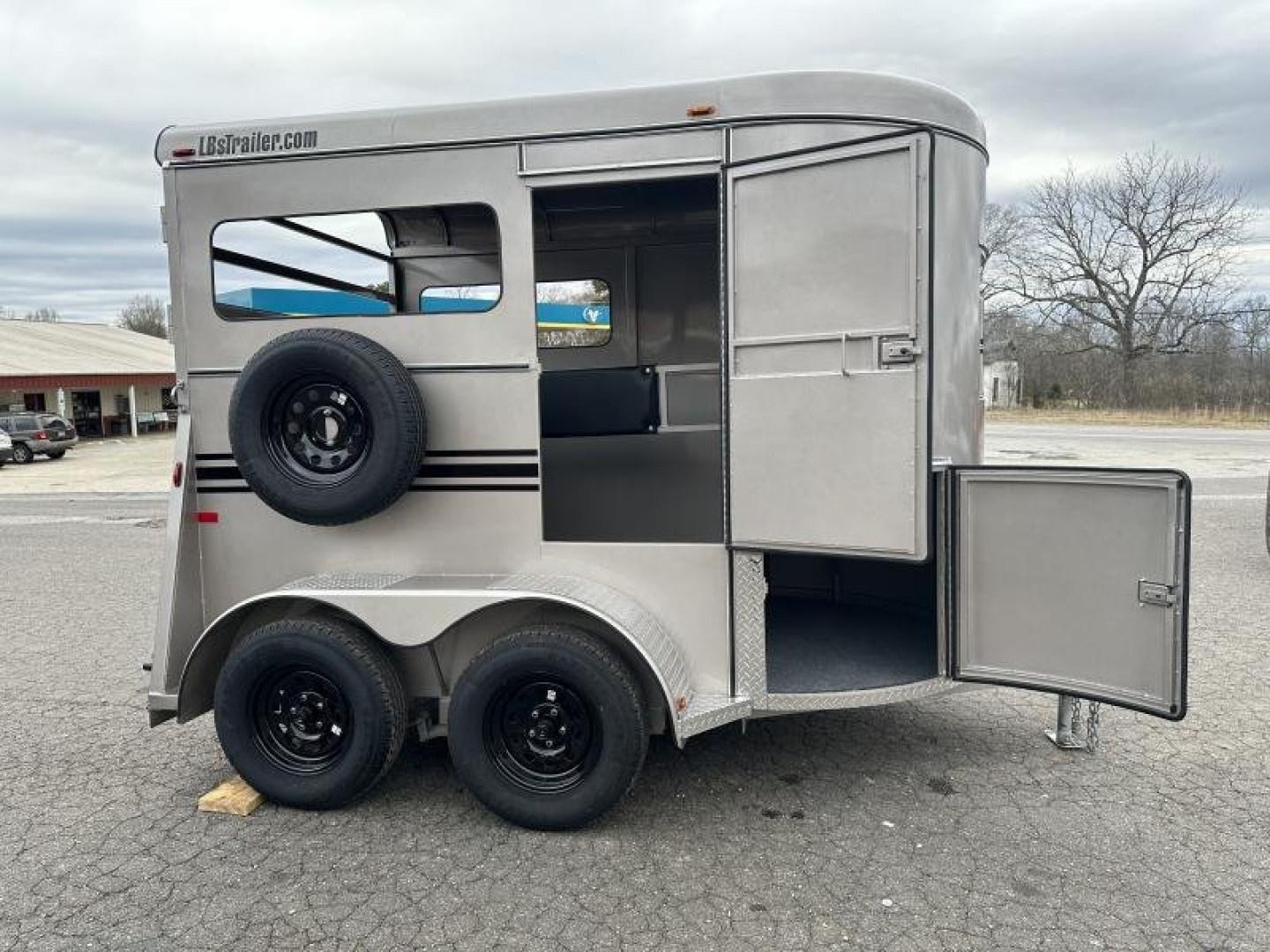 New 2024 Bee 2H Wrangler Horse Trailer