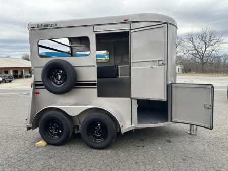 New 2024 Bee 2H Wrangler Horse Trailer