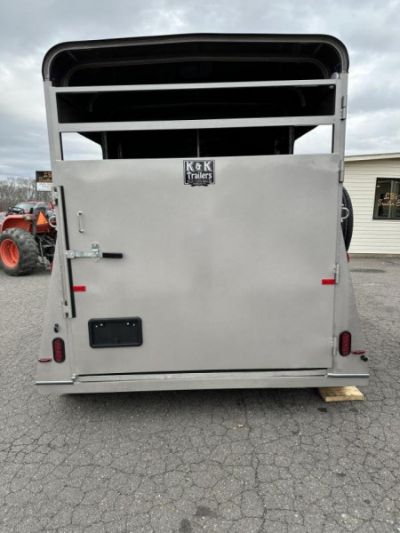 New 2024 Bee 2H Wrangler Horse Trailer