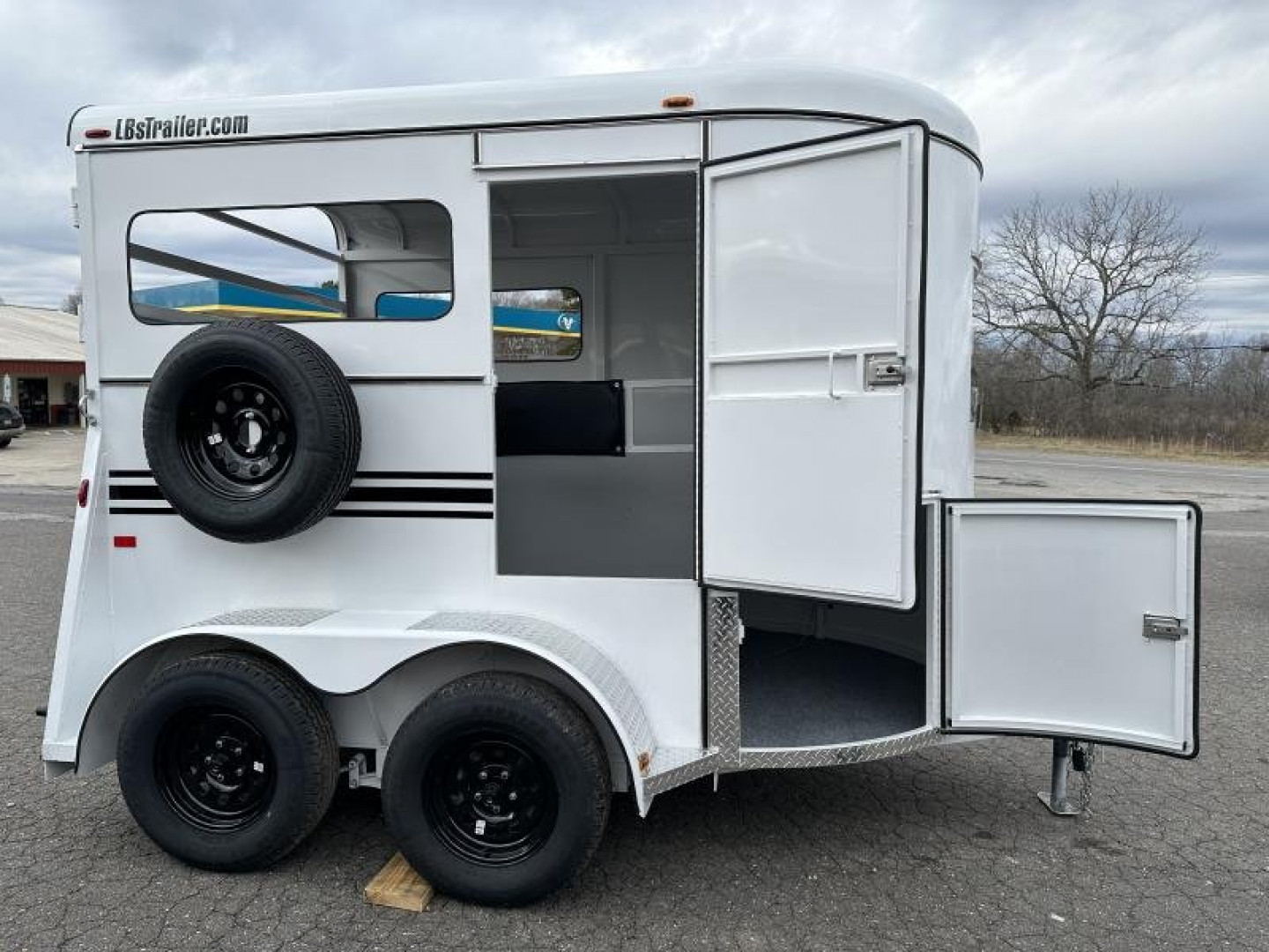 New 2024 Bee 2H Wrangler Horse Trailer