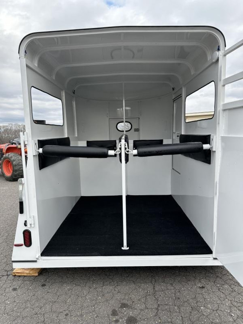 New 2024 Bee 2H Wrangler Horse Trailer