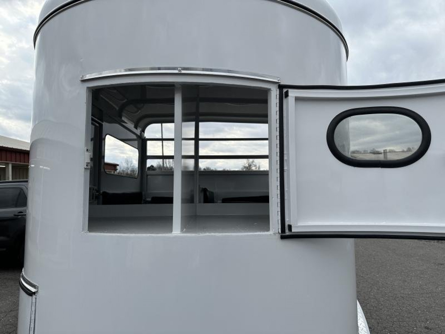 New 2024 Bee 2H Wrangler Horse Trailer